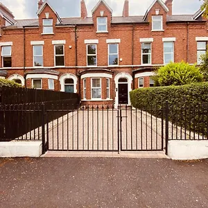 Holiday home 4br Spacious Home- 5 Mins To City- Free Secure Parking, Belfast